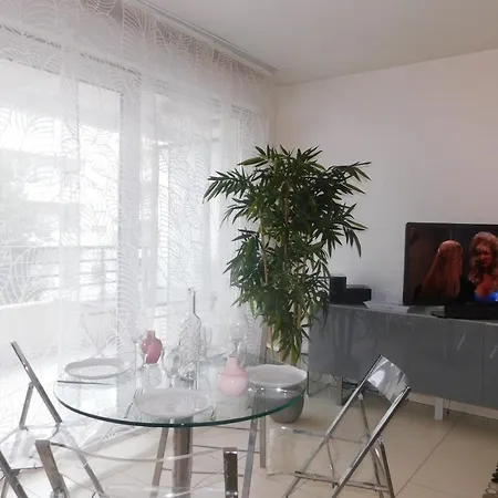 Apartment Charming Air-conditioned 2-bedroom 'le Riviera' With Parking *